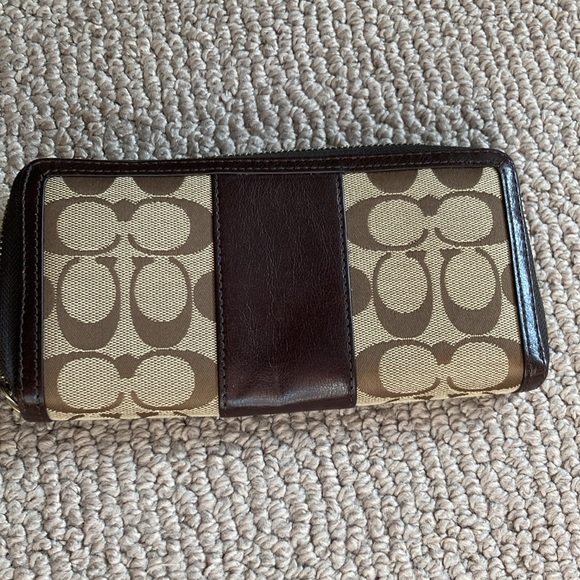 COACH Essential Slim Zip Around Women’s Wallet - Picture 2 of 5